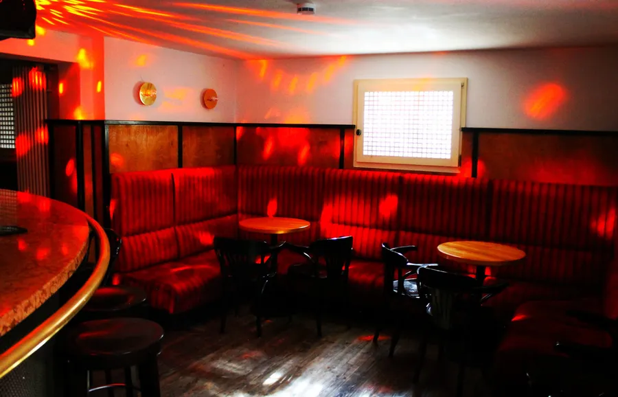 Kellerbar mit Sitzecke