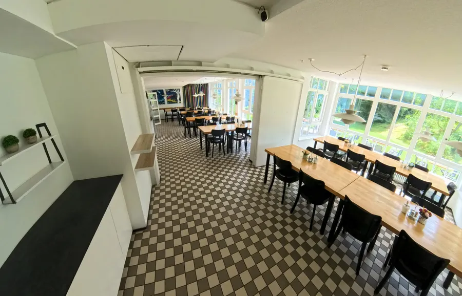 Speiseraum mit Blick ins Grüne